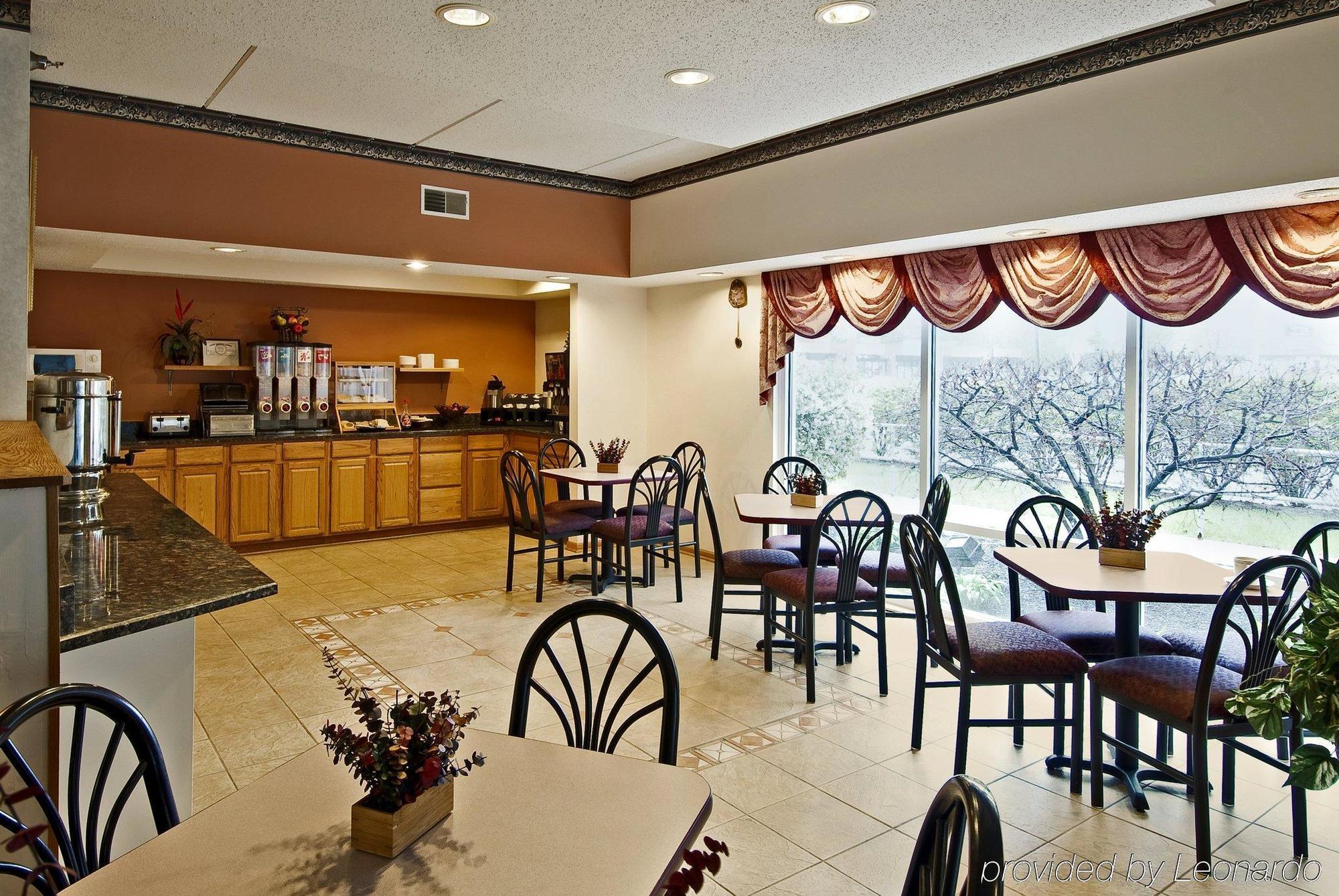 Americas Best Value Inn Вокіган Ресторан фото